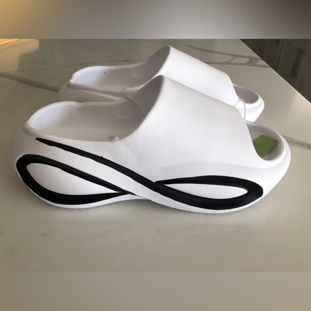 DIUS slides. I have size 8.5-9.5.
